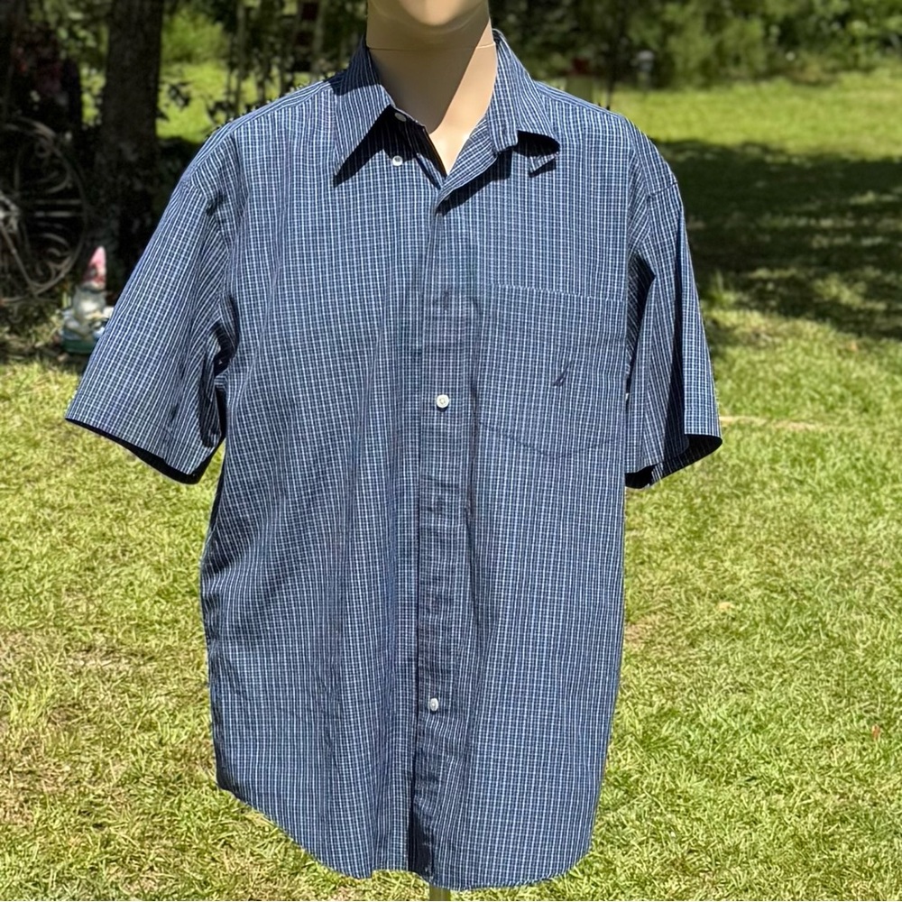 Men's Nautica Blue Checkered Short Sleeve Dress Shirt Size Medium (CBM0002)